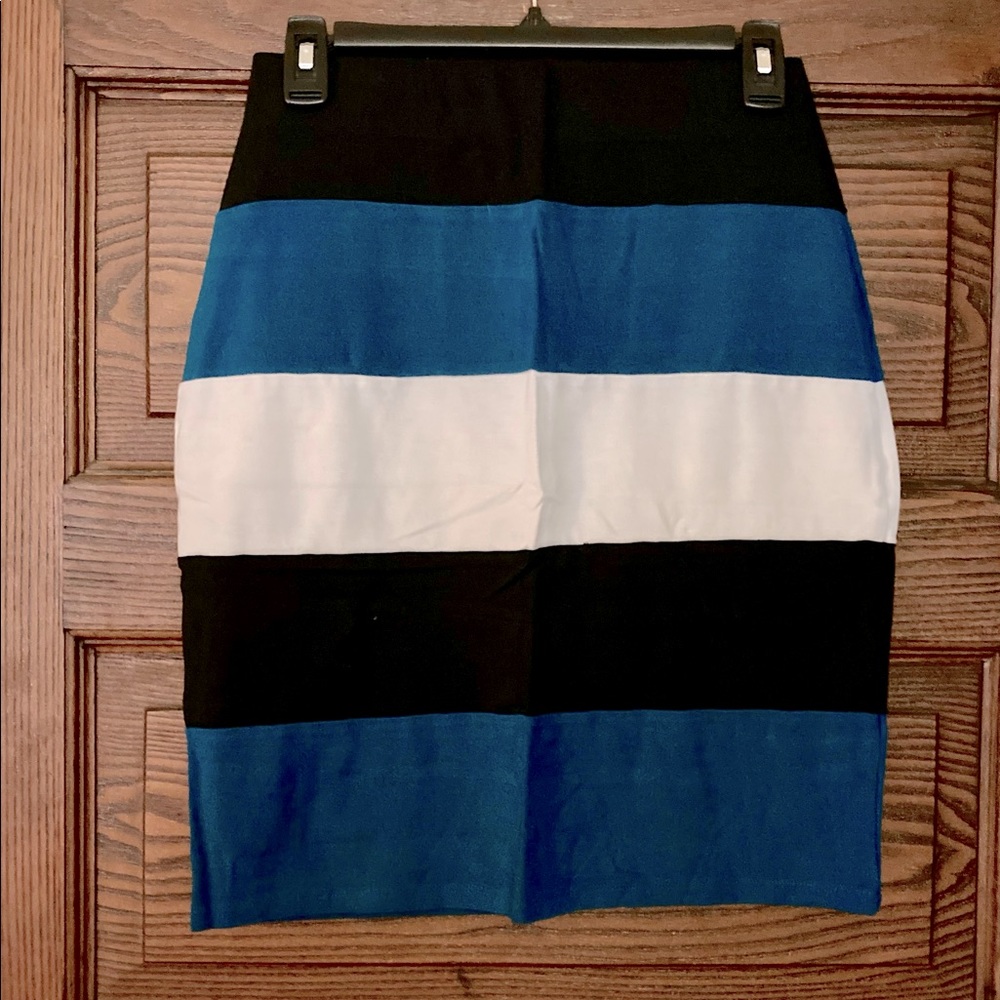 Olivia Blu Pull On, Stretch Pencil Skirt, Size Medium.